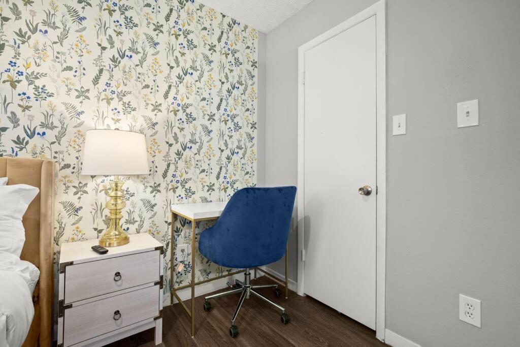 Close To Downtown Fast Wi-fi Parking Pool Apartment Austin