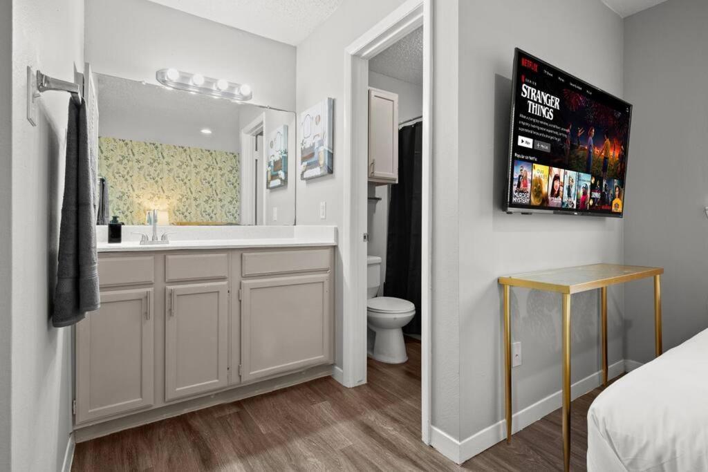 Close To Downtown Fast Wi-fi Parking Pool Apartment Austin