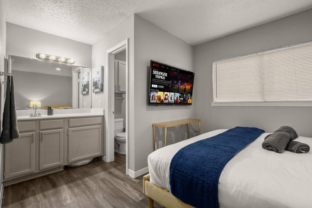Close To Downtown Fast Wi-fi Parking Pool Apartment Austin