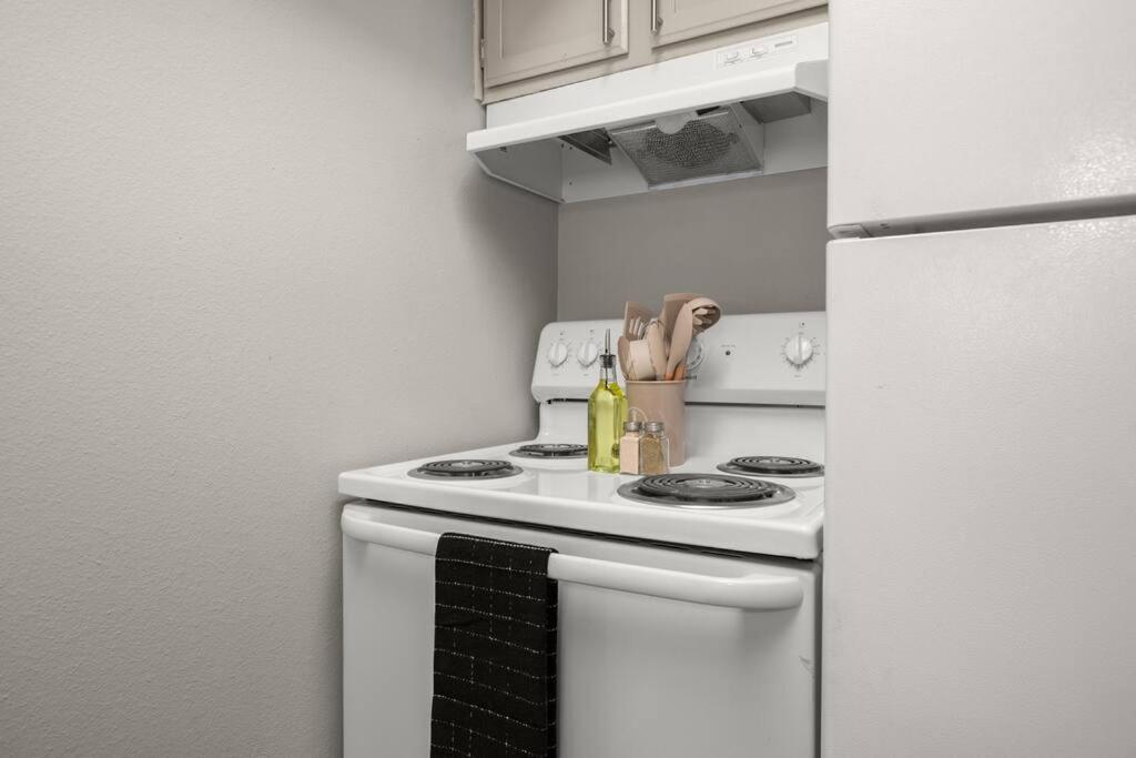 Apartment Close To Downtown Fast Wi-fi Parking Pool Austin