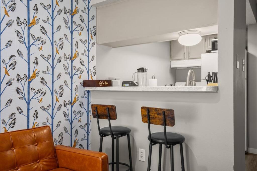 Close To Downtown Fast Wi-fi Parking Pool Apartment