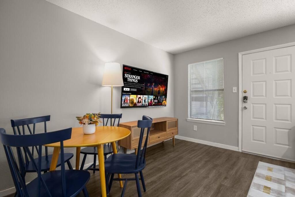 Close To Downtown Fast Wi-fi Parking Pool Apartment Austin