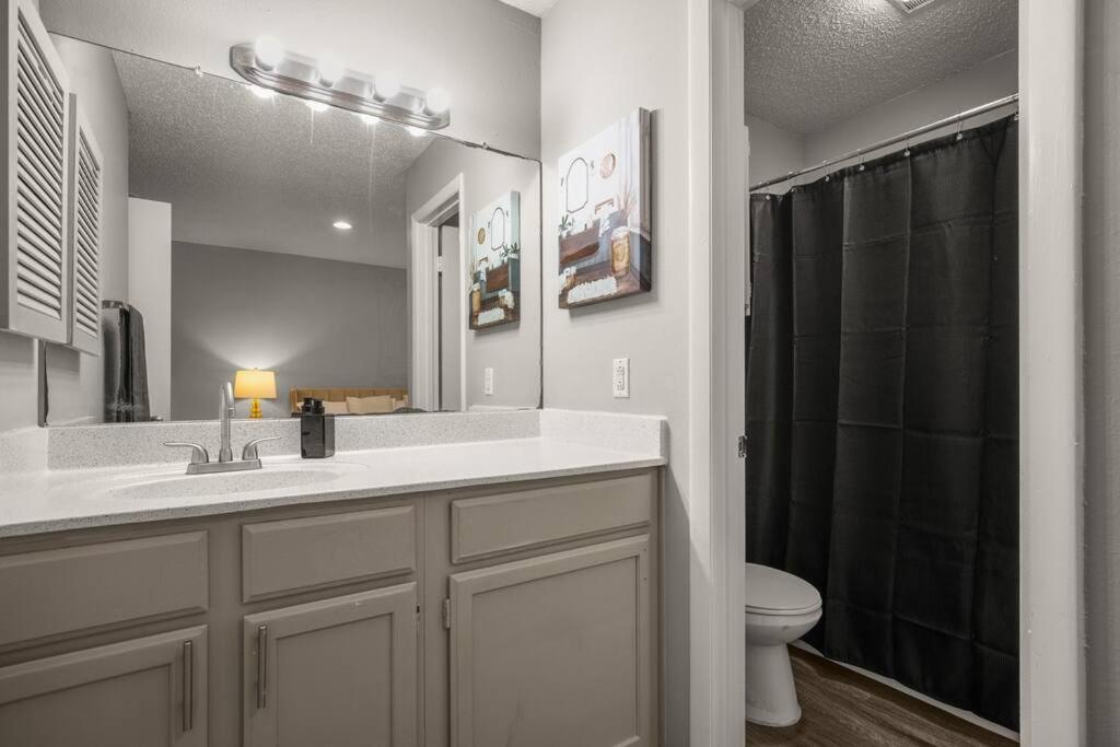 Close To Downtown Fast Wi-fi Parking Pool *