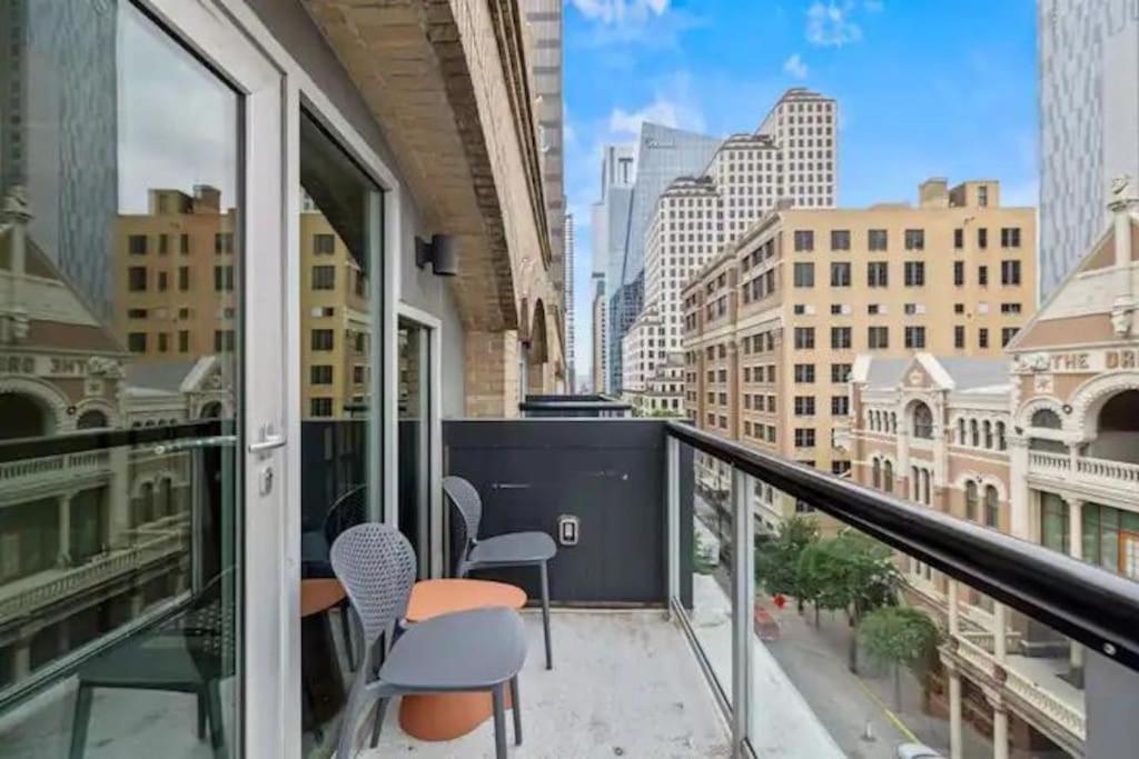 Downtown 2 Bedroom With Stunning Views Pool, Gym, Centric Apartment Austin