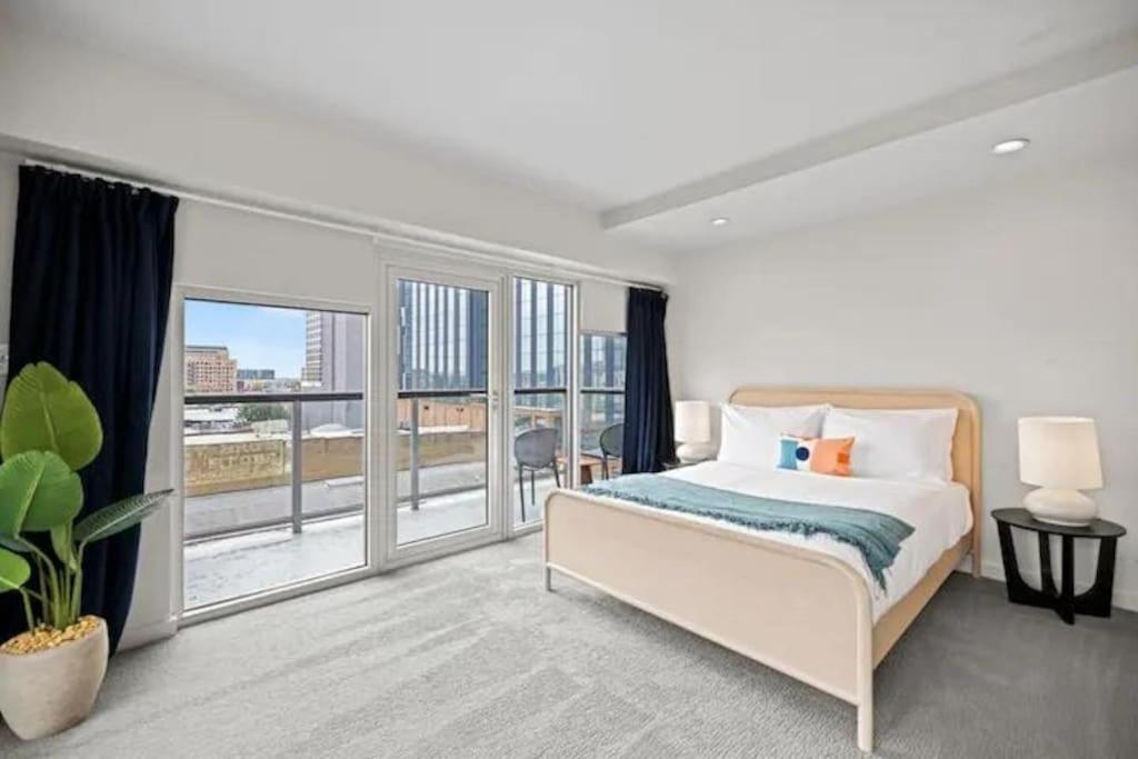 Downtown 2 Bedroom With Stunning Views Pool, Gym, Centric * Austin