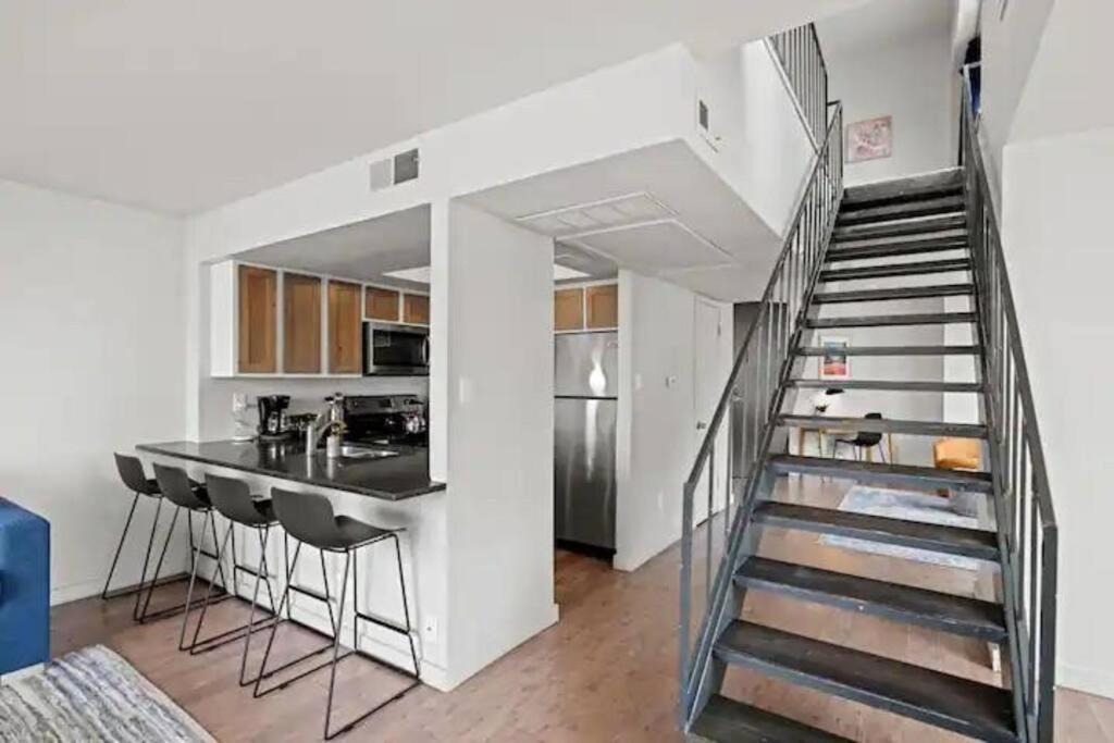 Downtown 2 Bedroom With Stunning Views Pool, Gym, Centric Apartment