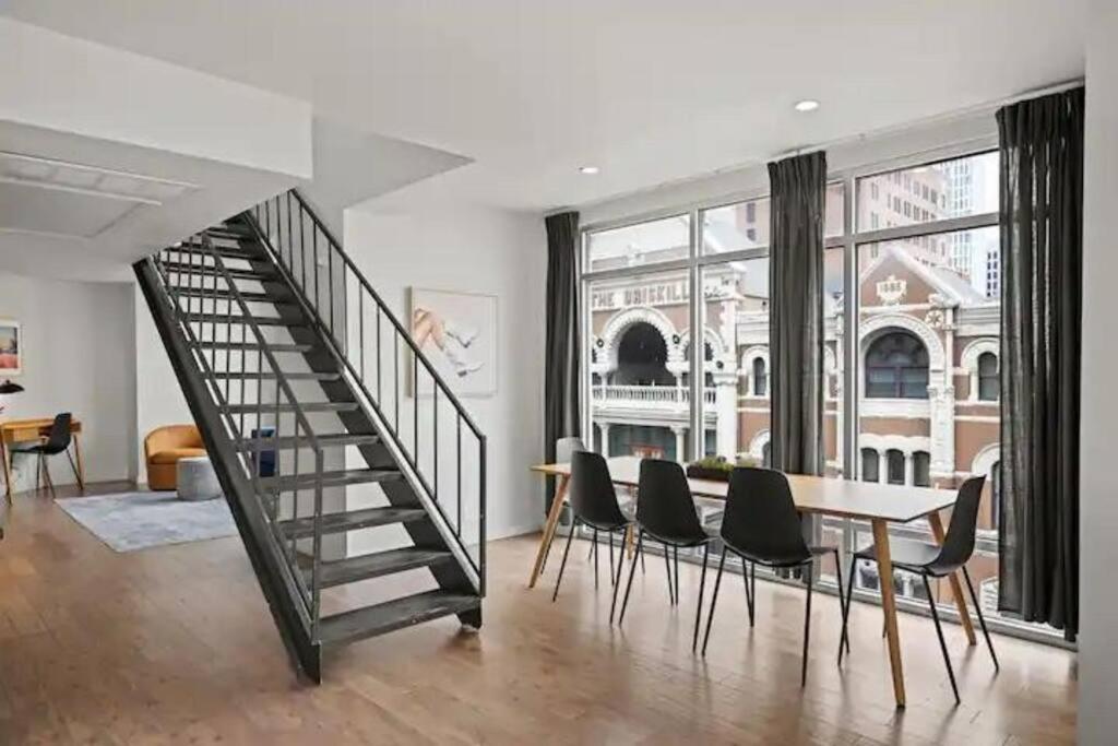 Apartment Downtown 2 Bedroom With Stunning Views Pool, Gym, Centric *