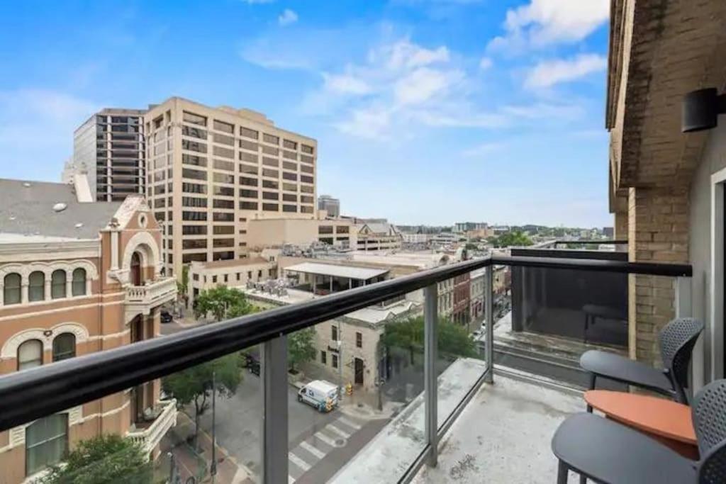 Downtown 2 Bedroom With Stunning Views Pool, Gym, Centric Apartment Austin