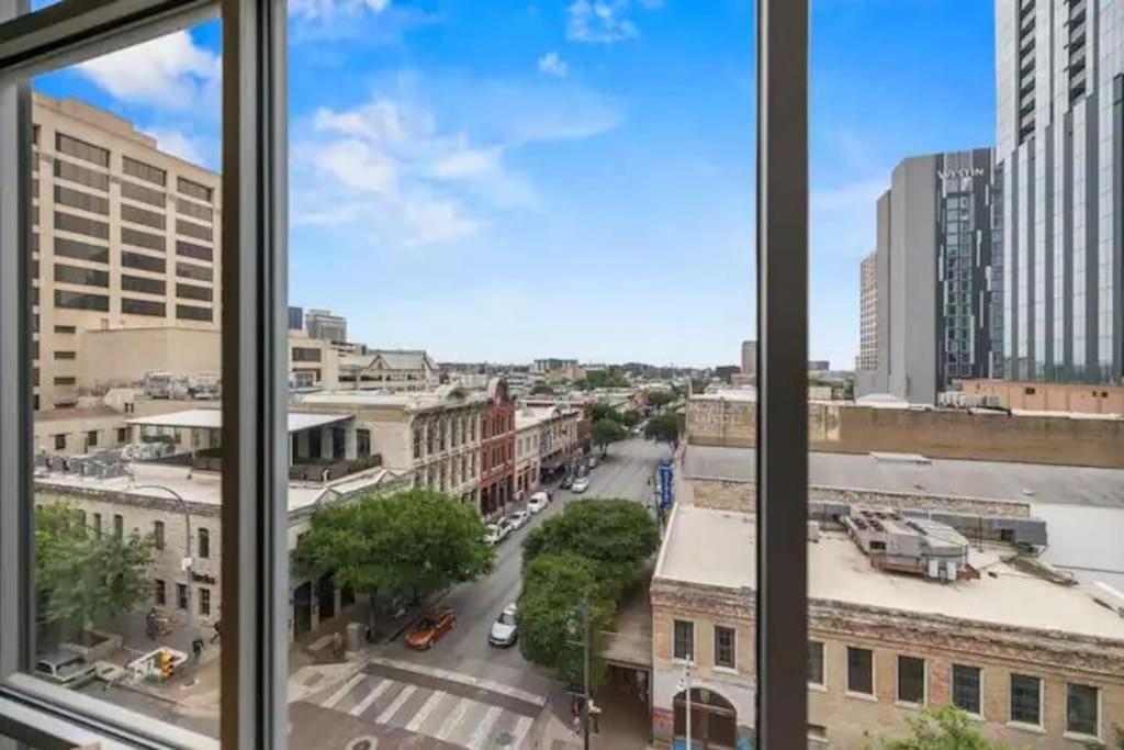 Downtown 2 Bedroom With Stunning Views Pool, Gym, Centric Apartment *