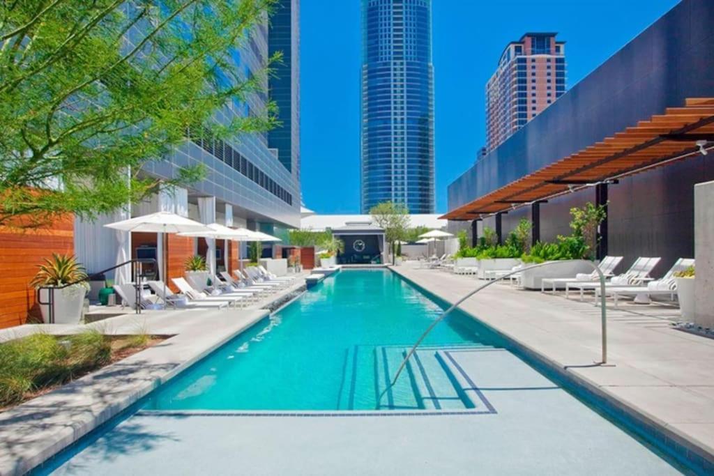 Downtown 2 Bedroom With Stunning Views Pool, Gym, Centric Apartment Austin
