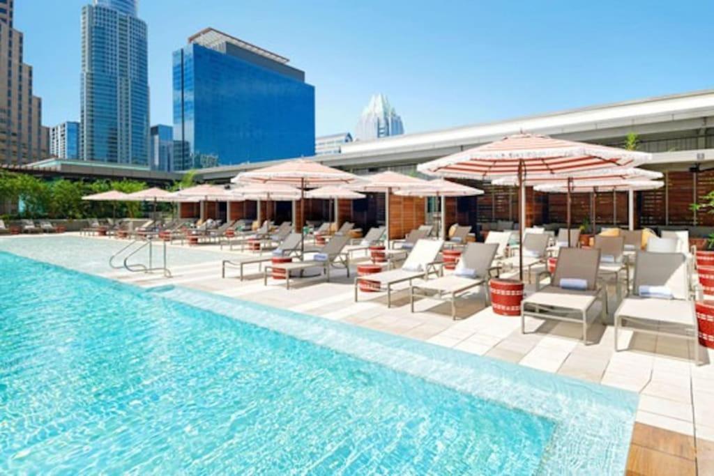 Downtown 2 Bedroom With Stunning Views Pool, Gym, Centric *