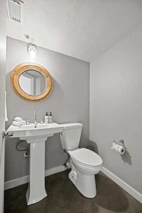 Downtown 2 Bedroom With Stunning Views Pool, Gym, Centric Austin