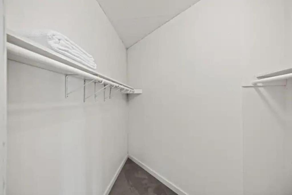 Downtown 2 Bedroom With Stunning Views Pool, Gym, Centric * Austin