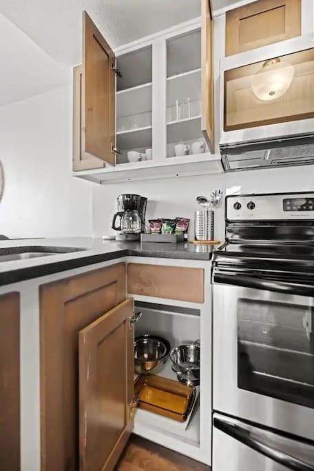 Downtown 2 Bedroom With Stunning Views Pool, Gym, Centric