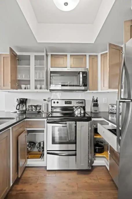 Downtown 2 Bedroom With Stunning Views Pool, Gym, Centric Apartment