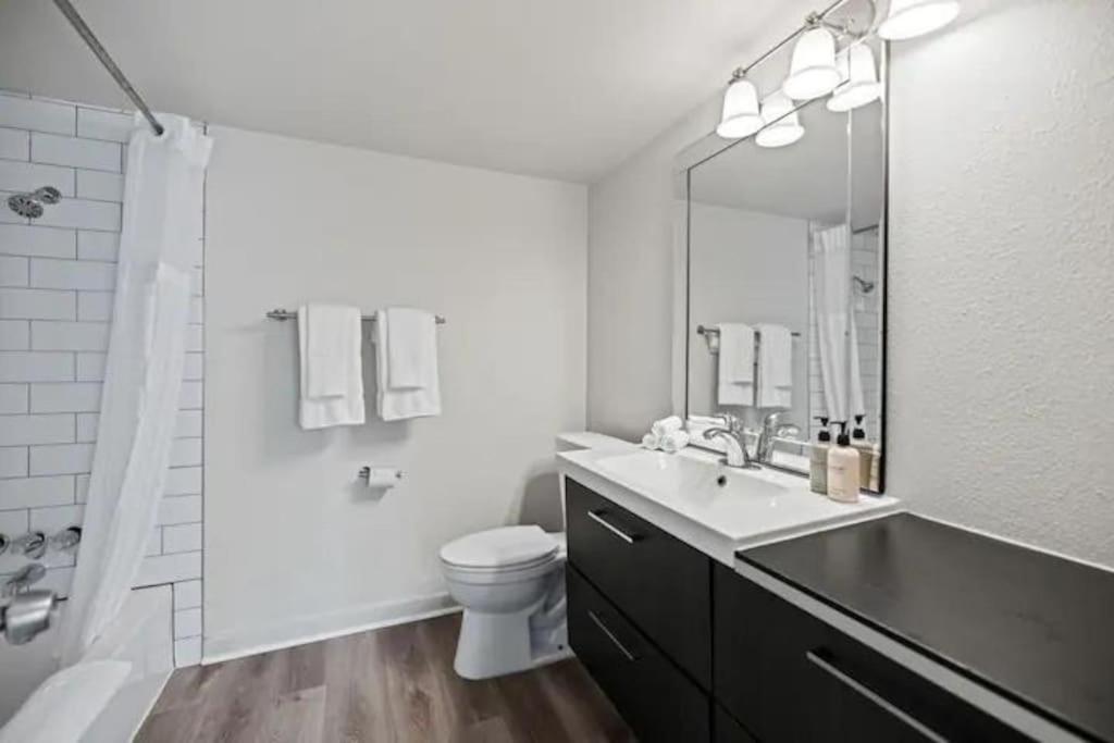 Apartment Downtown 2 Bedroom With Stunning Views Pool, Gym, Centric