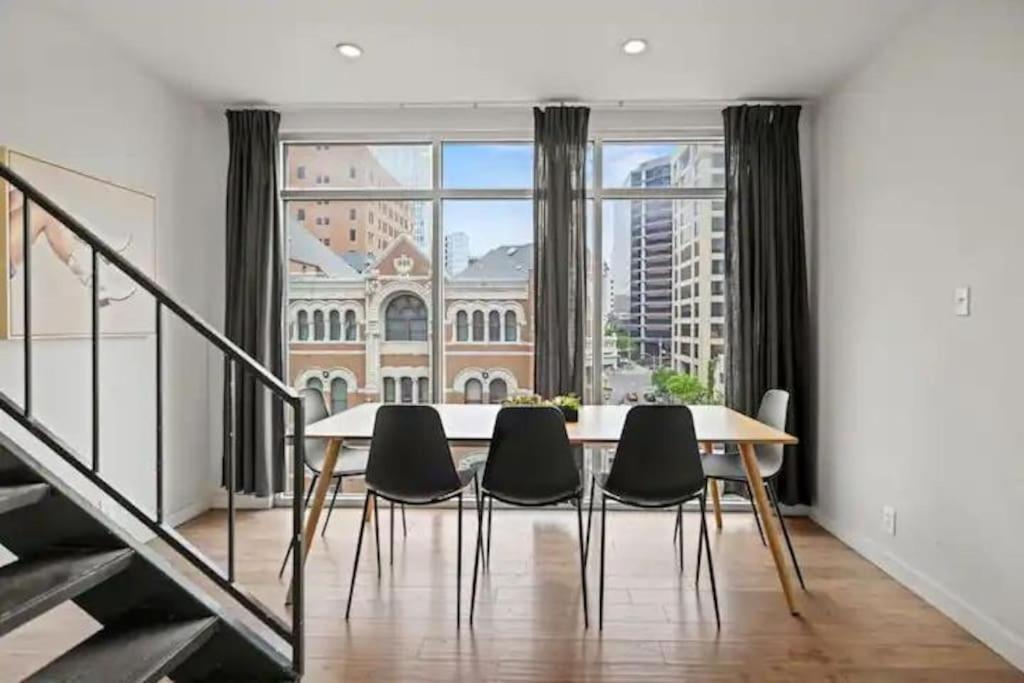 Apartment Downtown 2 Bedroom With Stunning Views Pool, Gym, Centric *