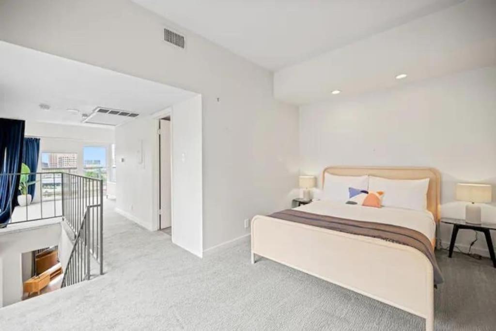 Downtown 2 Bedroom With Stunning Views Pool, Gym, Centric Apartment Austin