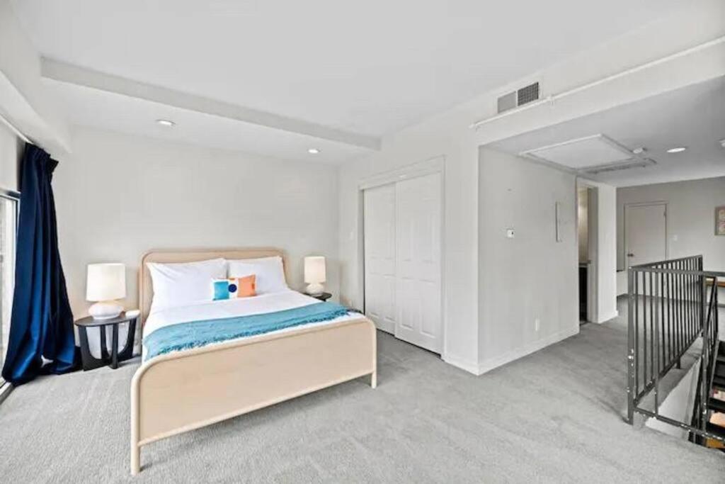 Downtown 2 Bedroom With Stunning Views Pool, Gym, Centric
