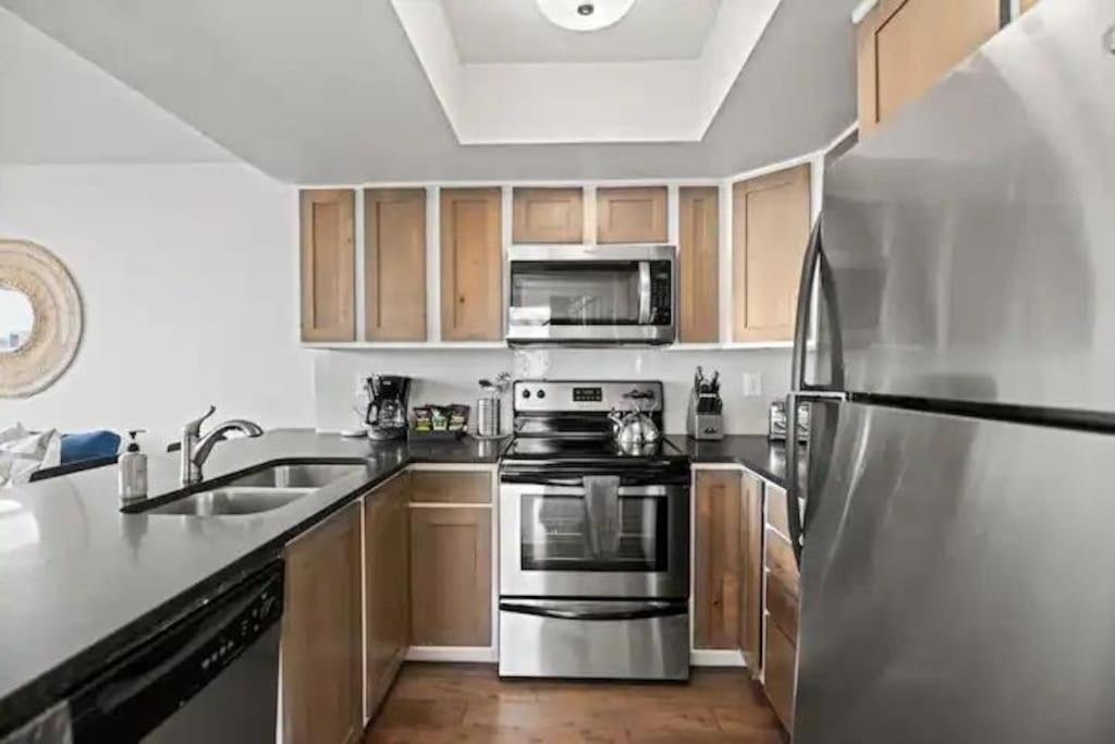 Downtown 2 Bedroom With Stunning Views Pool, Gym, Centric Apartment