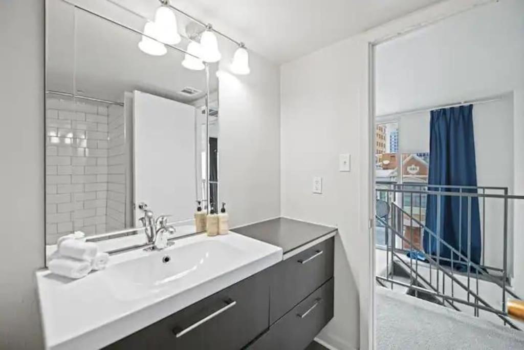Apartment Downtown 2 Bedroom With Stunning Views Pool, Gym, Centric *