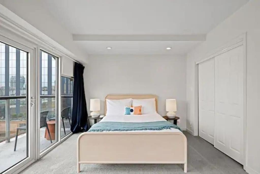 Apartment Downtown 2 Bedroom With Stunning Views Pool, Gym, Centric