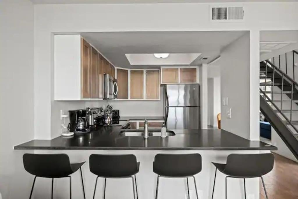 Downtown 2 Bedroom With Stunning Views Pool, Gym, Centric Apartment *