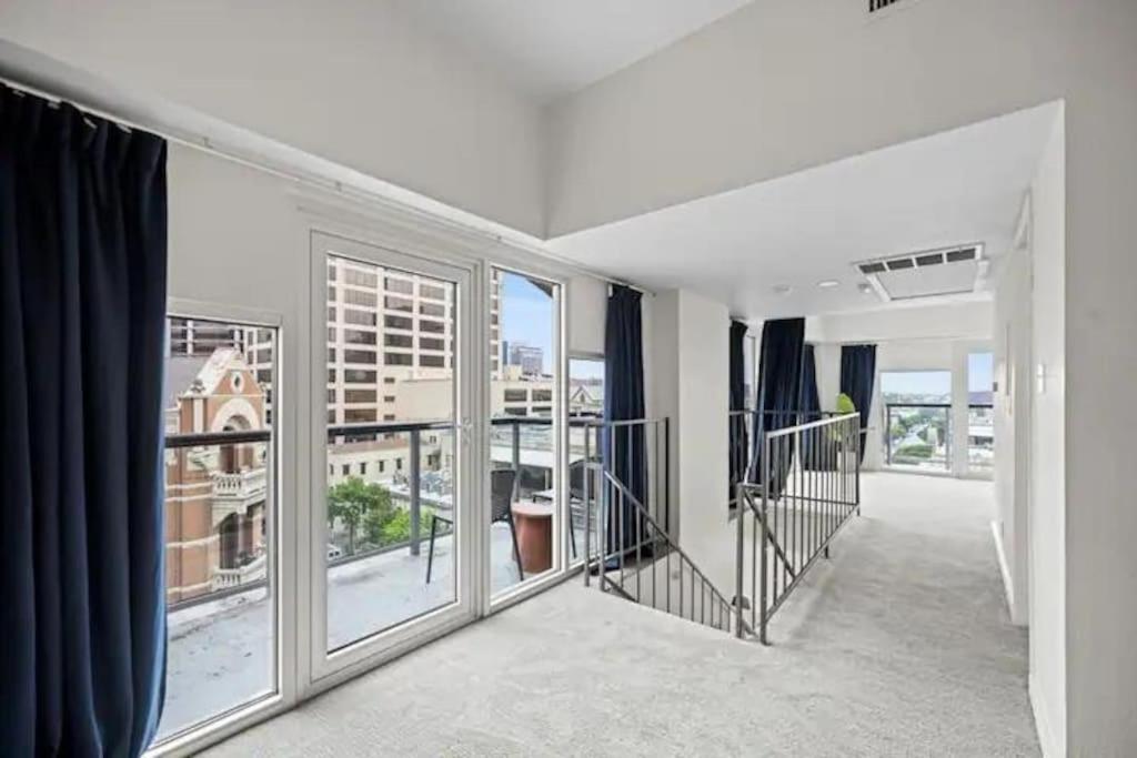 Apartment Downtown 2 Bedroom With Stunning Views Pool, Gym, Centric *