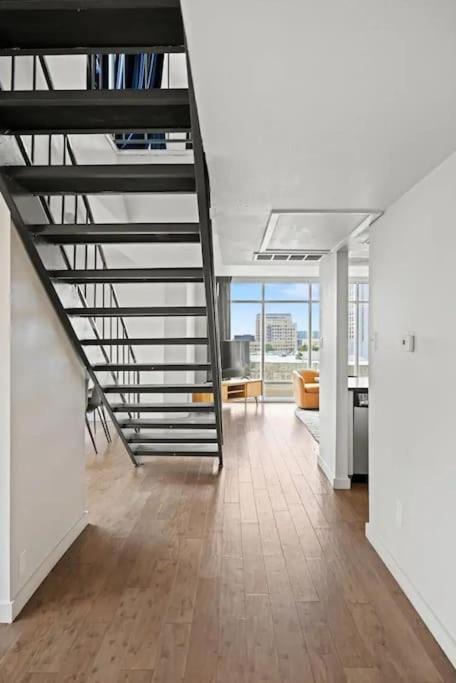 Downtown 2 Bedroom With Stunning Views Pool, Gym, Centric Austin