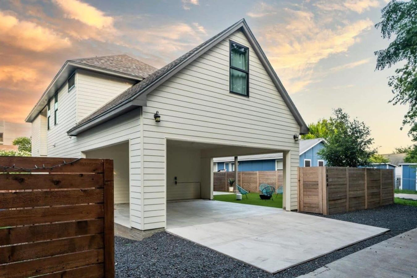 Check-mate Sleeps 18 & Only 7min To Downtown Atx Holiday home