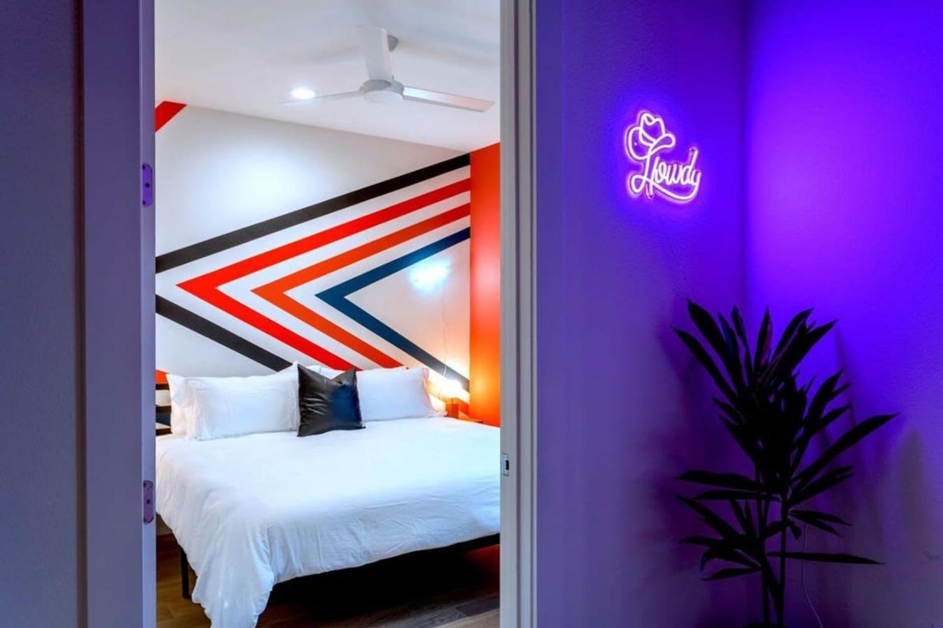 Check-mate Sleeps 18 & Only 7min To Downtown Atx Holiday home *