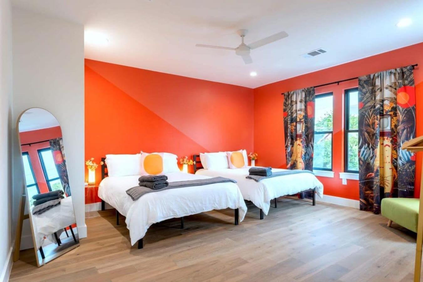 Check-mate Sleeps 18 & Only 7min To Downtown Atx * Austin