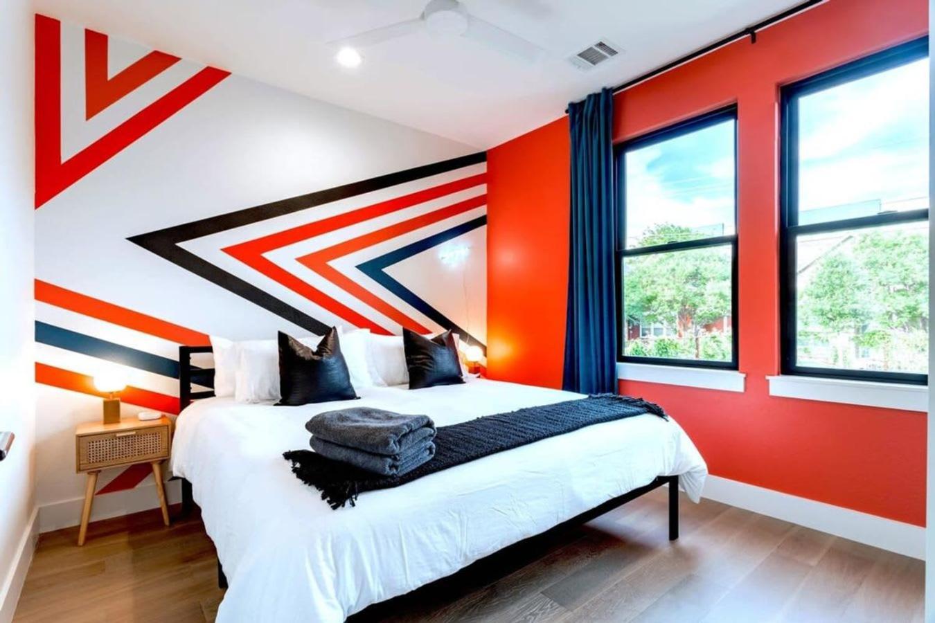 Check-mate Sleeps 18 & Only 7min To Downtown Atx Holiday home *