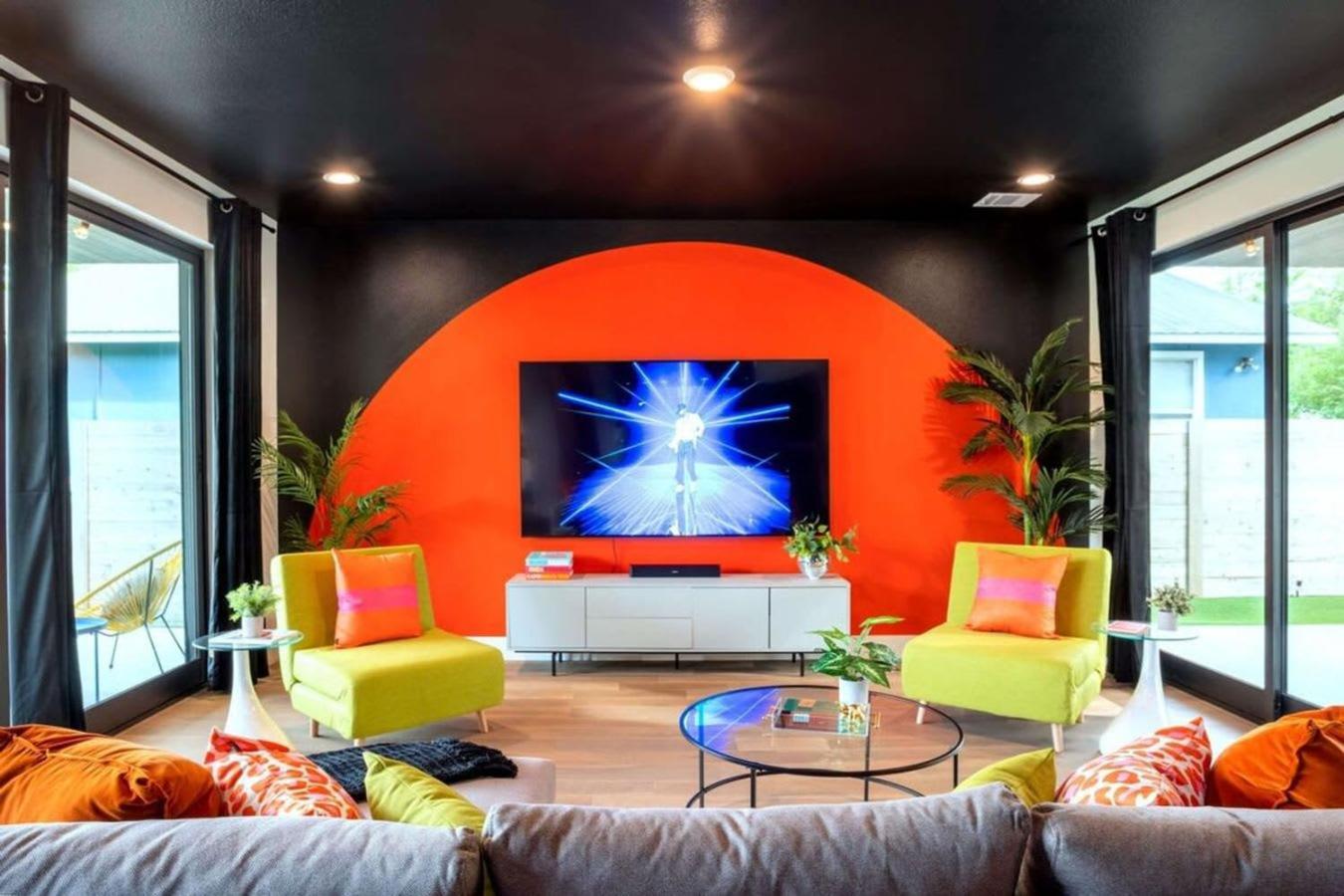 Check-mate Sleeps 18 & Only 7min To Downtown Atx Holiday home *