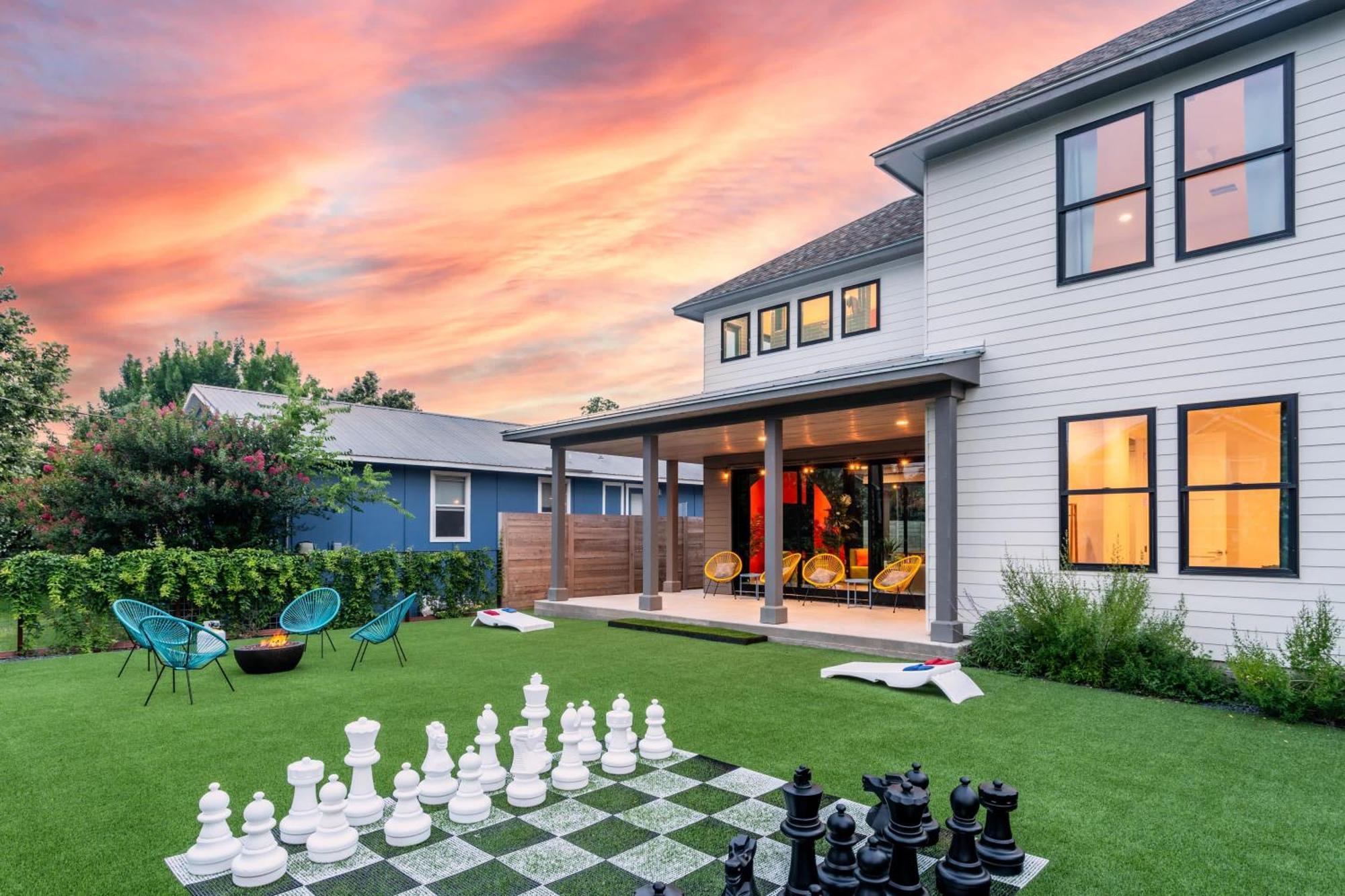 Check-mate Sleeps 18 & Only 7min To Downtown Atx *