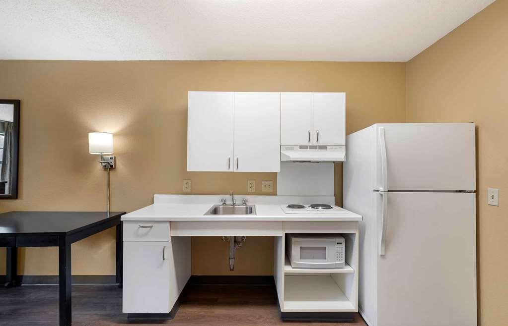 Extended America Select - - Northwest - Lakeline Mall Hotel 2*