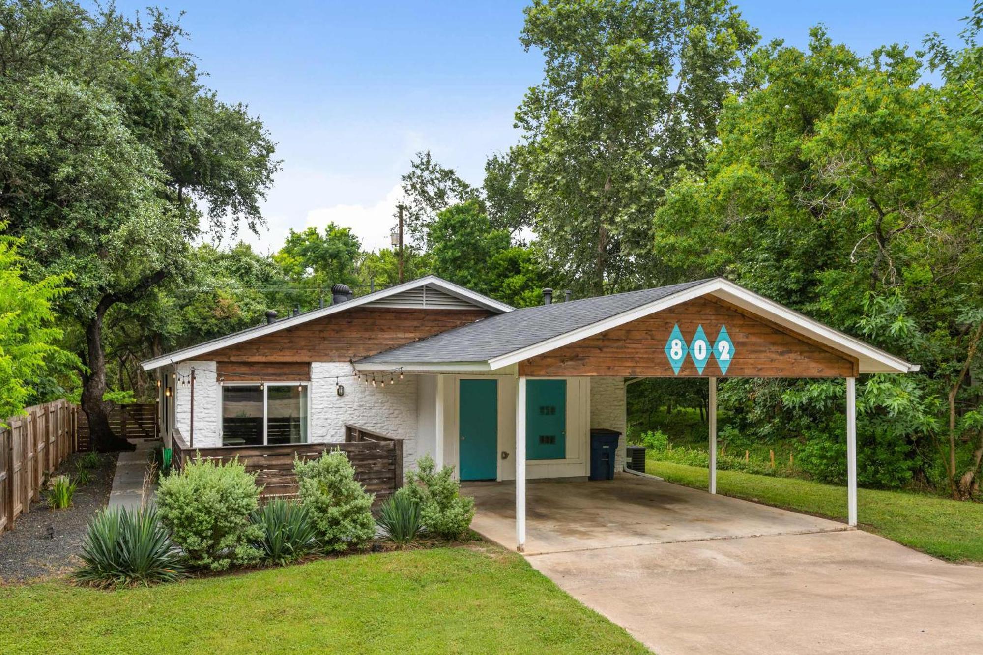 Charming 2 Bedroom Unit With Large Yard Holiday home Austin