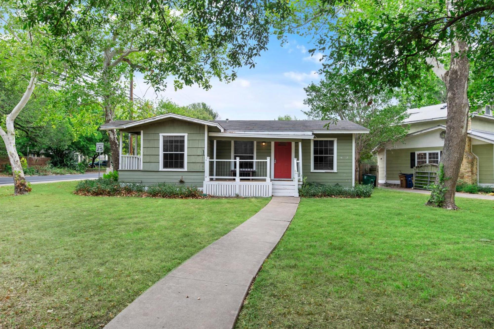 Quaint 3 Bedroom House With Huge Yard *