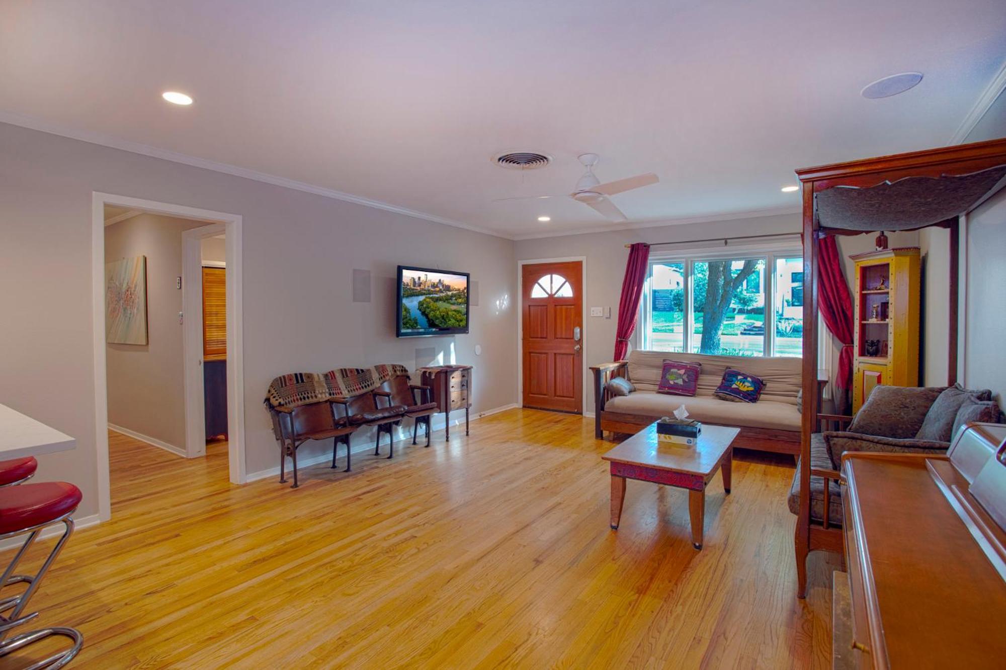South Central, Barton Springs, Broken Spoke & Much More, Dogs Ok, 4 Bedroom-3bath Holiday home *