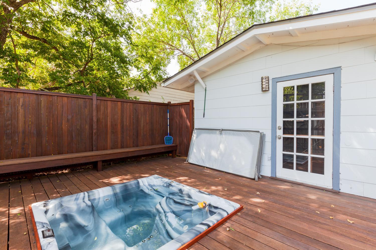 Holiday home South Central, Barton Springs, Broken Spoke & Much More, Dogs Ok, 4 Bedroom-3bath *