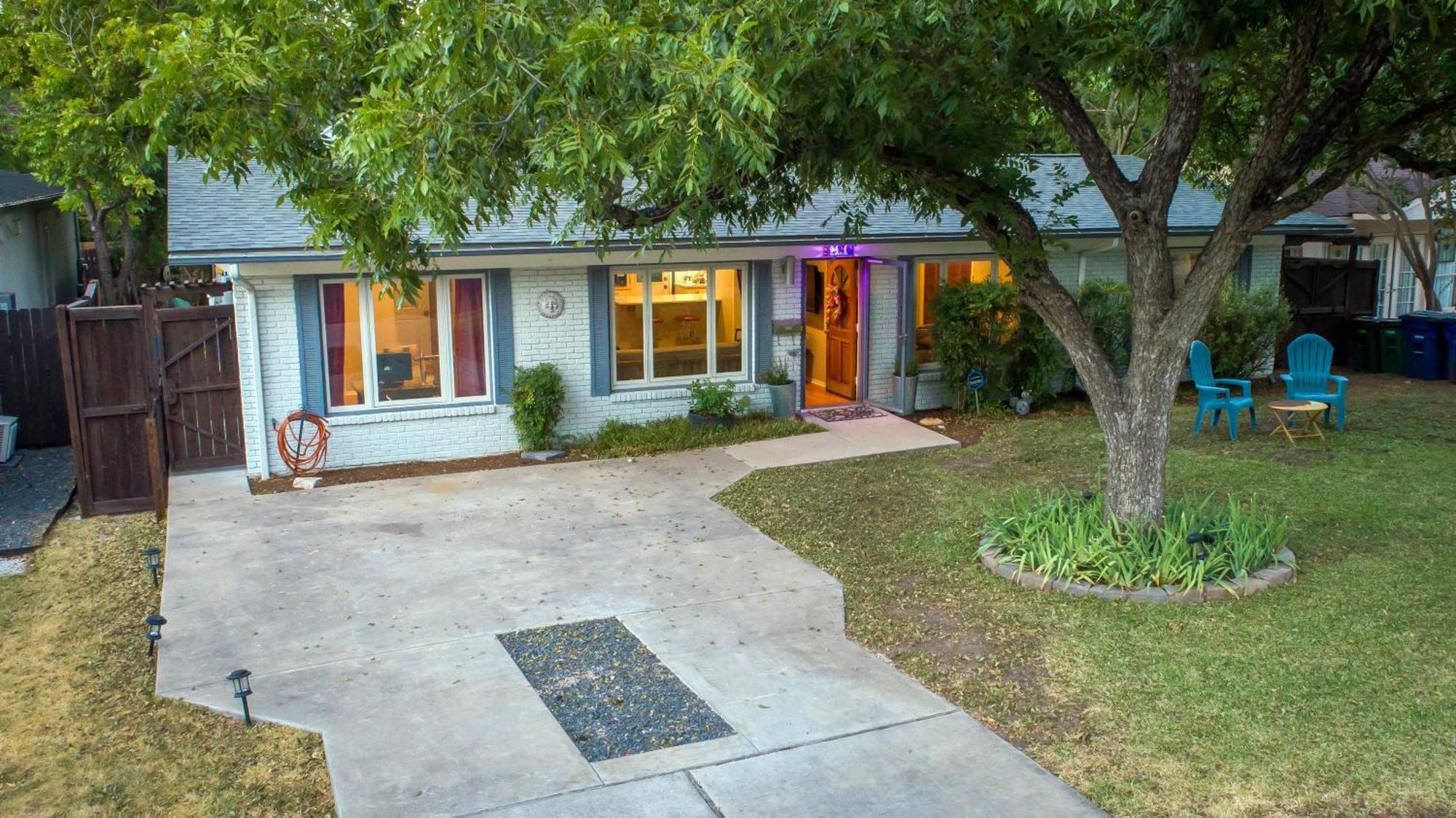 South Central, Barton Springs, Broken Spoke & Much More, Dogs Ok, 4 Bedroom-3bath Holiday home Austin