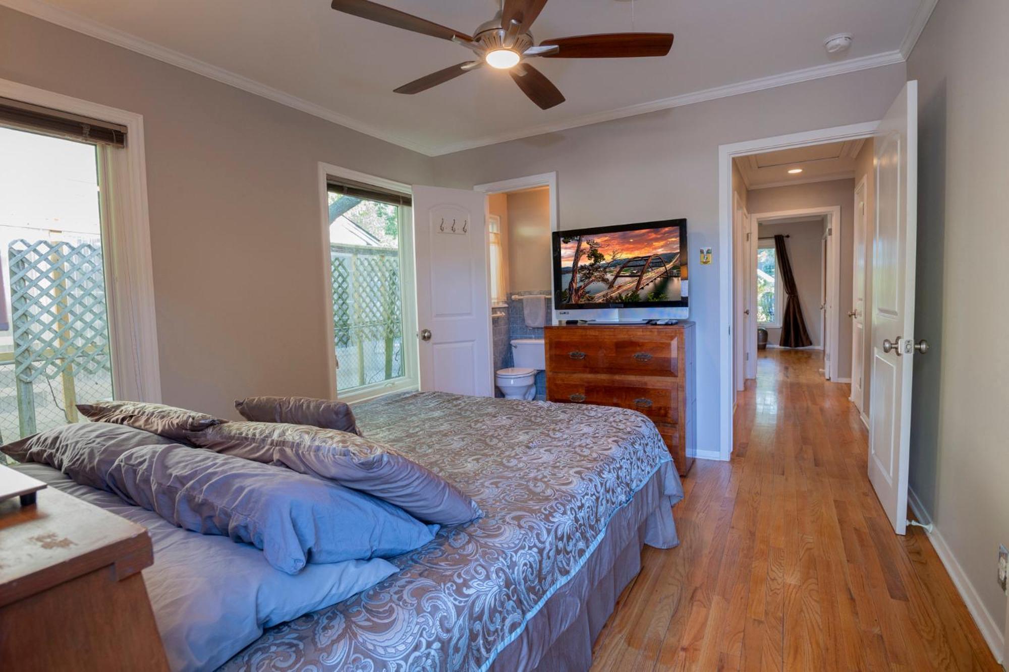 Holiday home South Central, Barton Springs, Broken Spoke & Much More, Dogs Ok, 4 Bedroom-3bath