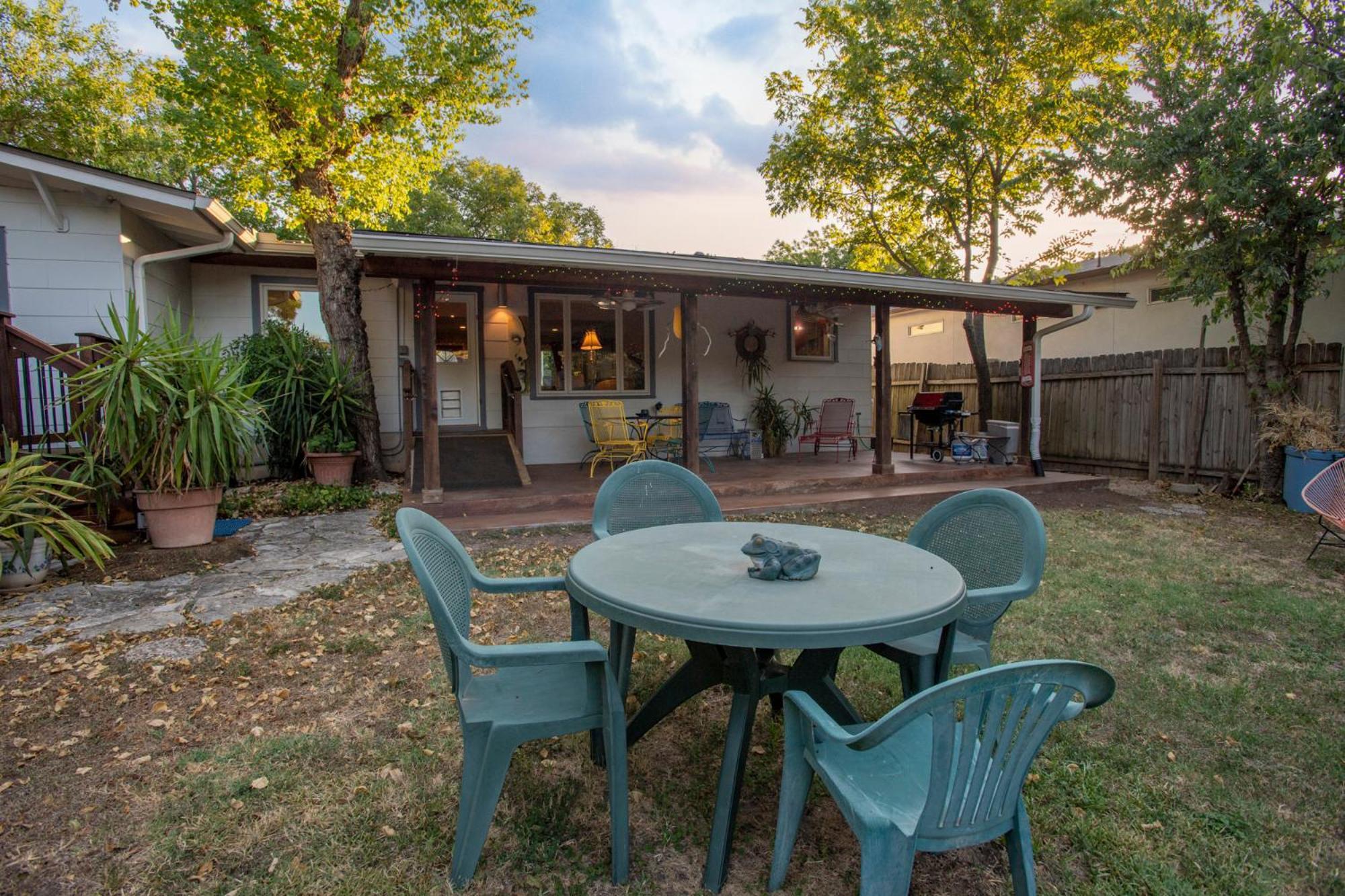 South Central, Barton Springs, Broken Spoke & Much More, Dogs Ok, 4 Bedroom-3bath