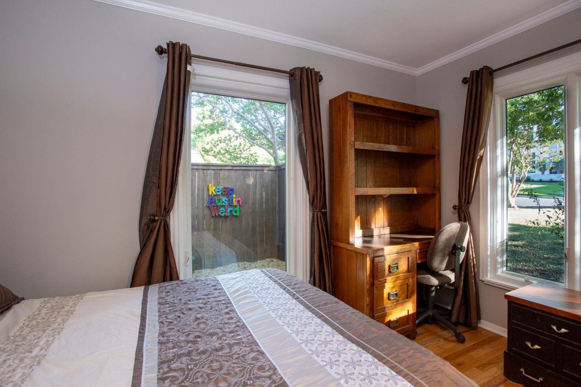 Holiday home South Central, Barton Springs, Broken Spoke & Much More, Dogs Ok, 4 Bedroom-3bath