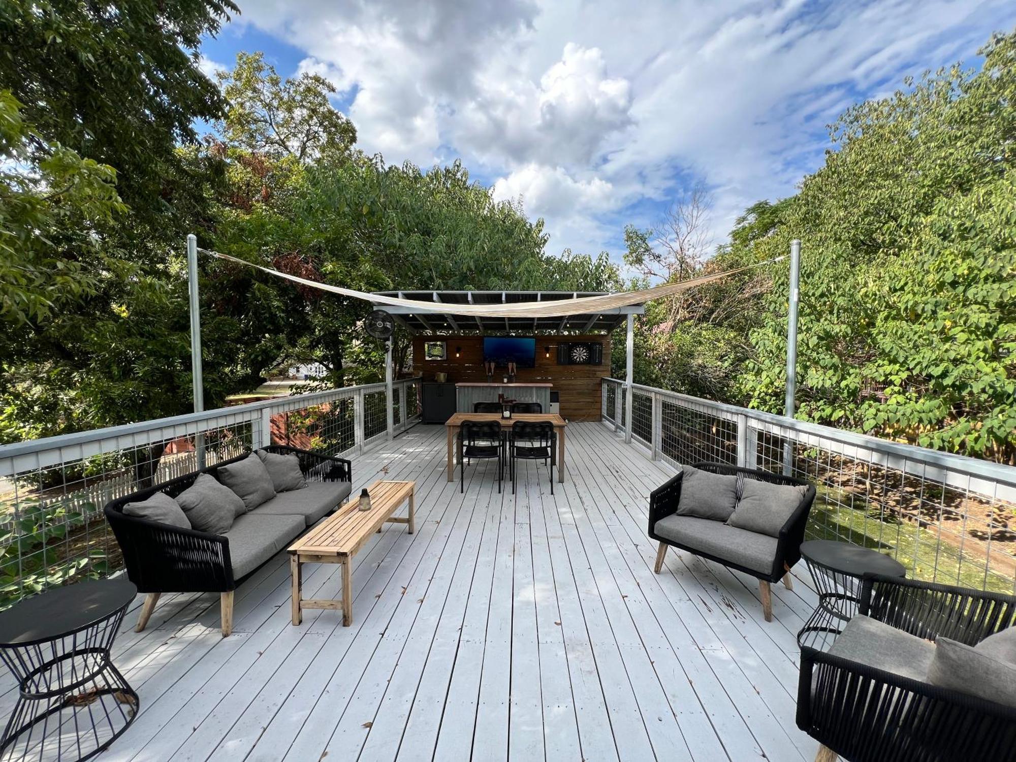 Authentic Pad With Roof-top Deck Bar Holiday home Austin