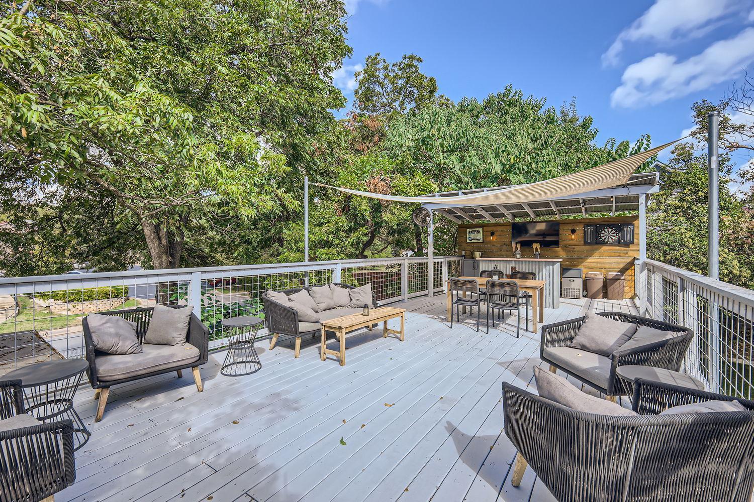 Authentic Pad With Roof-top Deck Bar