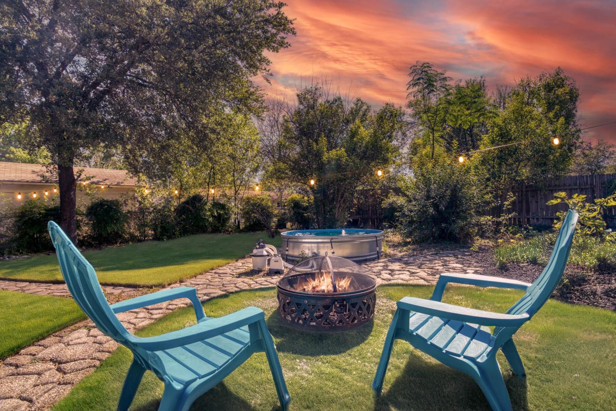 Garden Oasis With Cowboy Pool, & Movie Nights By Soco Holiday home