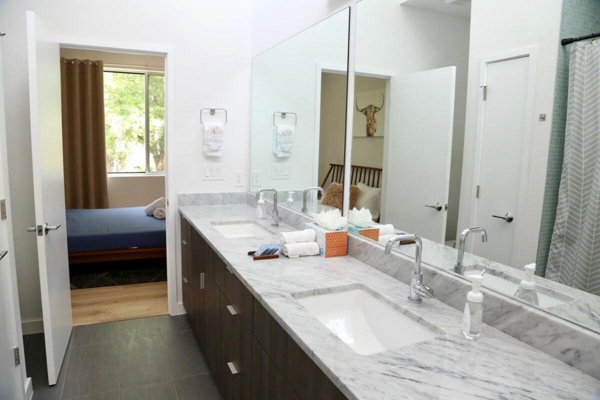 Stunning Modern W Pool & Hot Tub In Dt Holiday home *