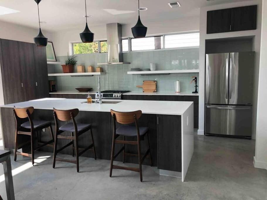 Stunning Modern W Pool & Hot Tub In Dt *
