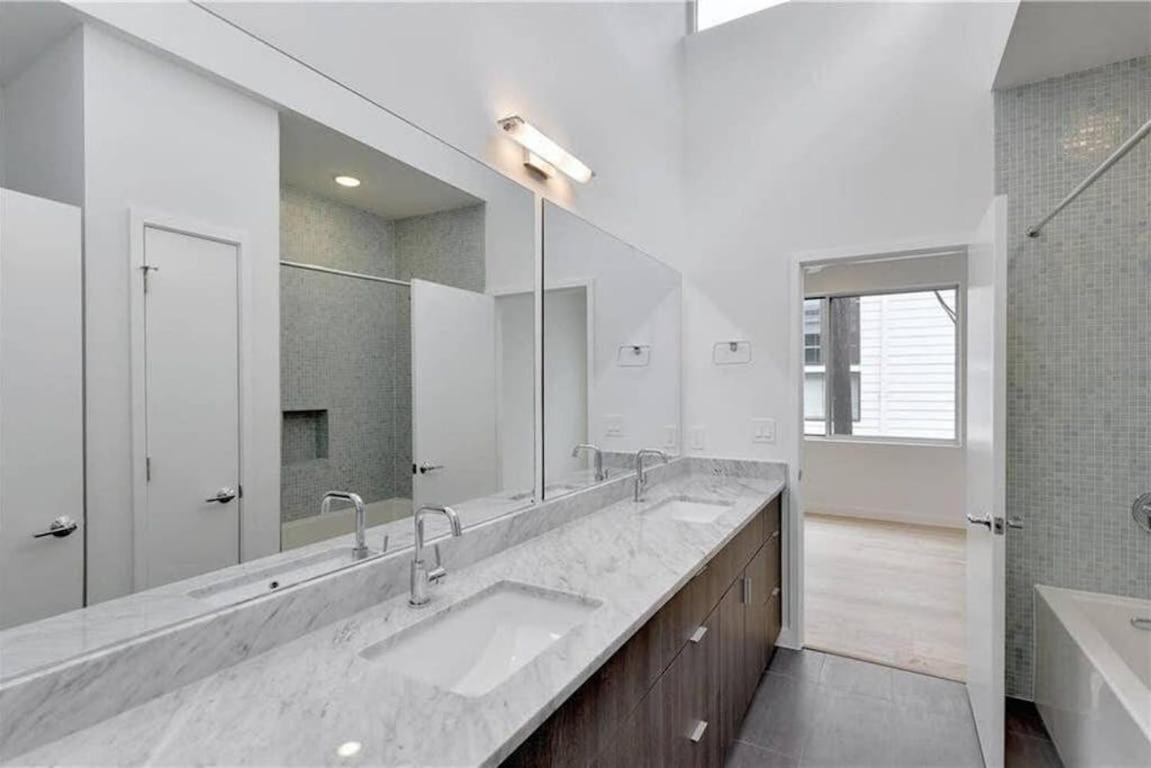 Stunning Modern W Pool & Hot Tub In Dt Holiday home